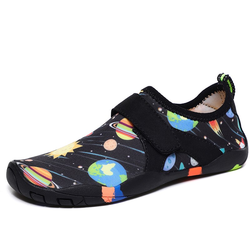 Schwarze Scratch-Strandschuhe