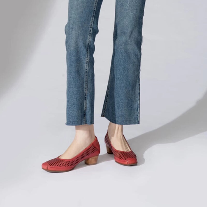 Handgemaakte leren pumps met vierkante neus en 4 cm blokhak in beige/groen/rood, modieuze stijl.