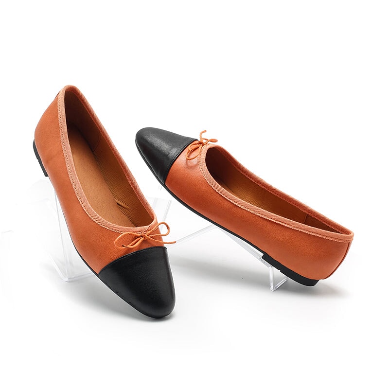 Handgemaakte platte schoenen van schapenvacht voor dames, verkrijgbaar in 10 verschillende kleuren.