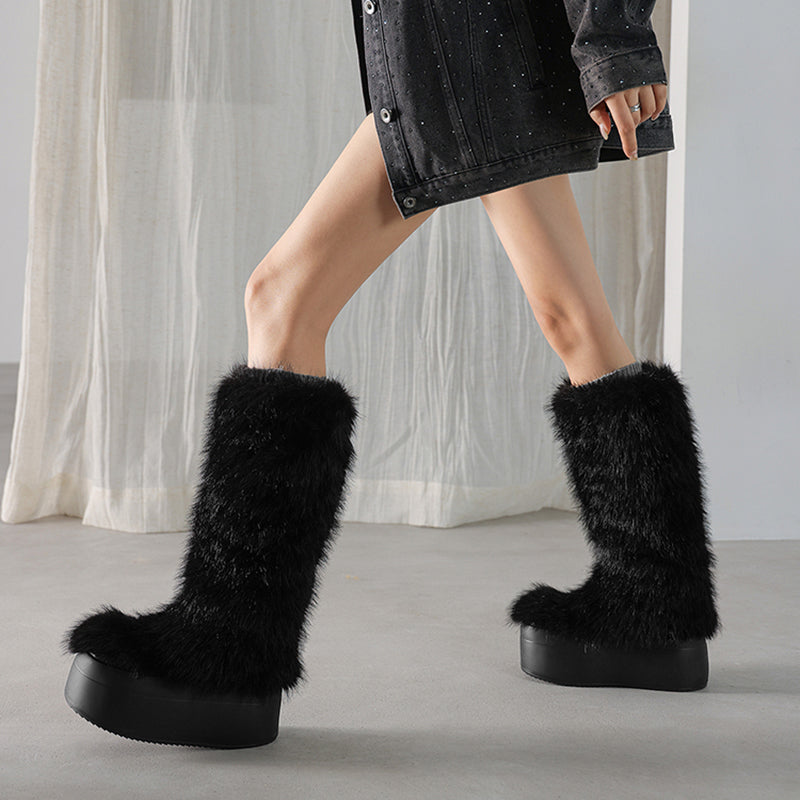 Harige kniehoge platform snowboots van imitatiebont (80 mm) in de kleuren koffie/grijs/zwart.