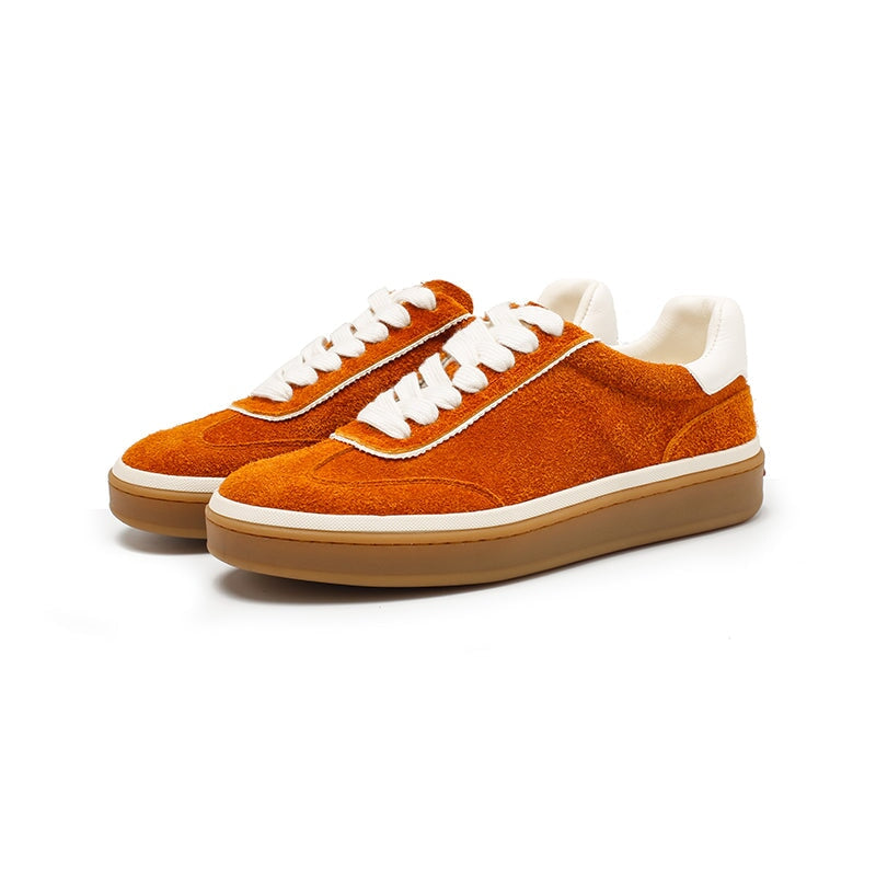 Casual lage sneakers met vetersluiting van su&egrave;de leer in 6 kleuren.