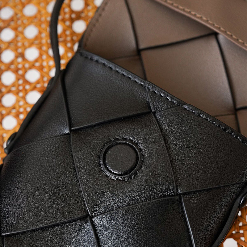 Mini sac bandouli&egrave;re en cuir tress&eacute; pour t&eacute;l&eacute;phone, pochette porte-cartes en cuir de vachette fait main, coloris blanc/noir.