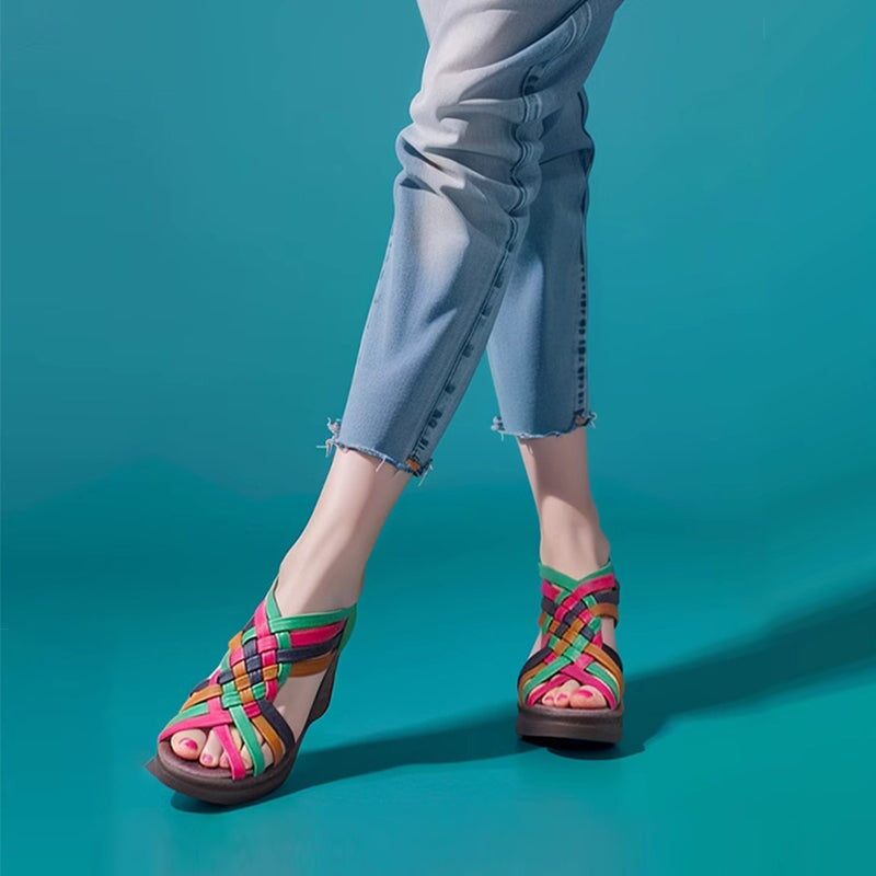 Handgemaakte sandalen met hoge hakken van geweven leer in diverse kleuren, met open neus en retro sleehak in zwart/wit/multicolor.