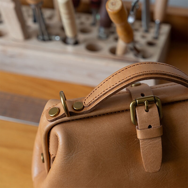 Sacoche de m&eacute;decin artisanale en cuir italien, sac &agrave; main pour femme avec poign&eacute;e sup&eacute;rieure, en cuir de vachette.
