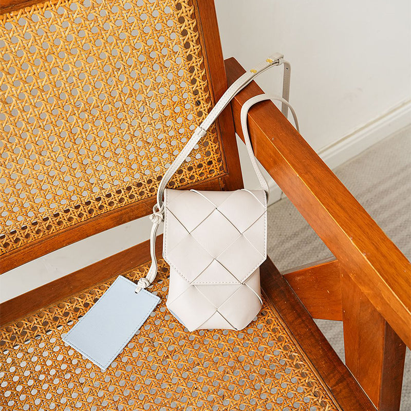 Mini sac bandouli&egrave;re en cuir tress&eacute; pour t&eacute;l&eacute;phone, pochette porte-cartes en cuir de vachette fait main, coloris blanc/noir.