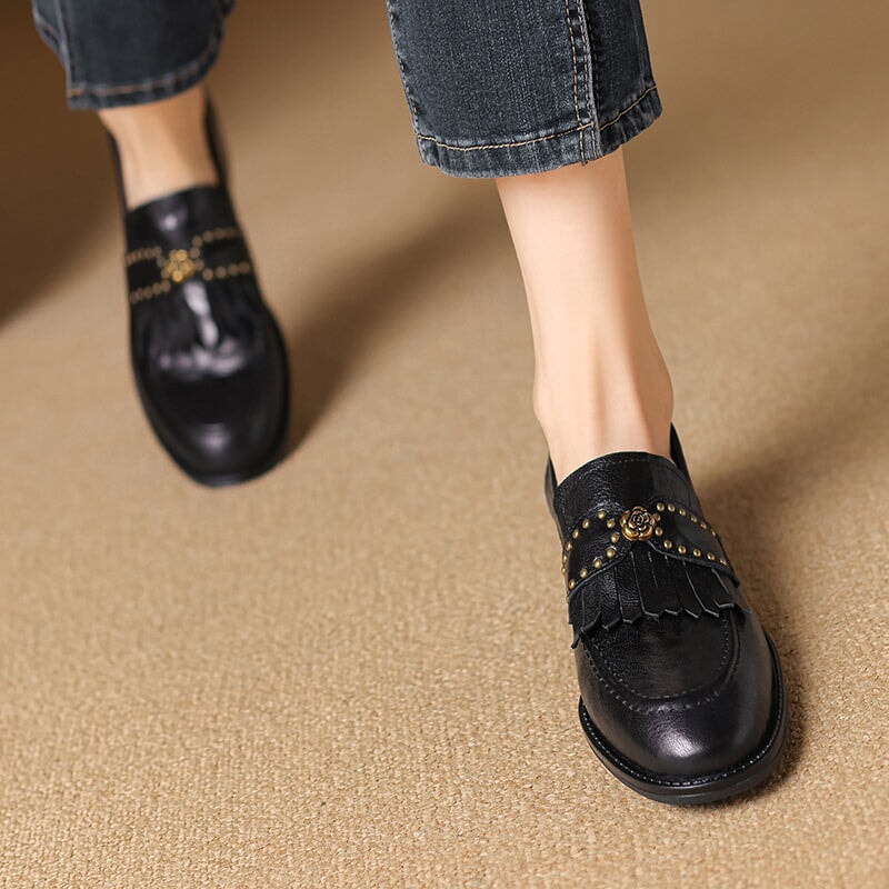 Mocasines retro de piel con tac&oacute;n Kiltie para mujer, punta redonda, en negro y beige