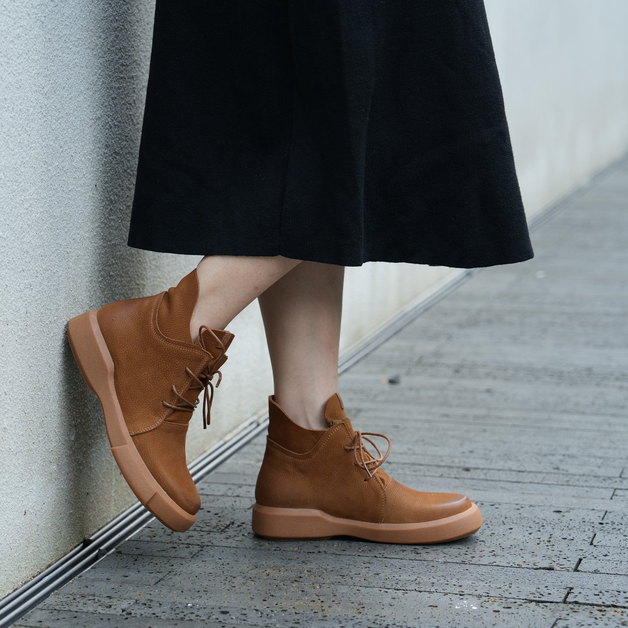 Martin-laarzen met ronde neus van zacht leer voor dames, veterschoenen in bruin/zwart/koffiekleur.