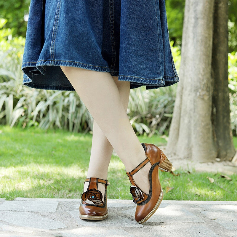 Handgefertigte Mary-Jane-Schuhe aus Leder mit T-Riemen, Blumenmuster und 50-mm-Blockabsatz in Braun