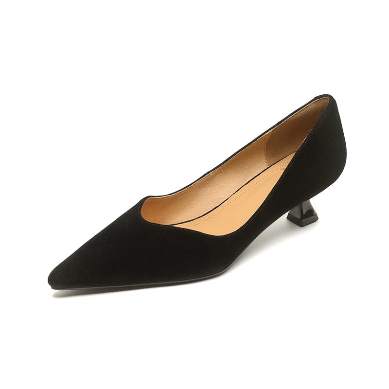 Handgemaakte leren pumps met spitse neus en kittenhak voor dames in beige/zwart/abrikoos.