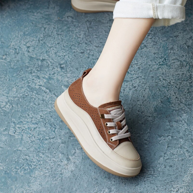Ademende leren platform sneakers voor dames, 35 mm hoog, in groen/beige/bruin.