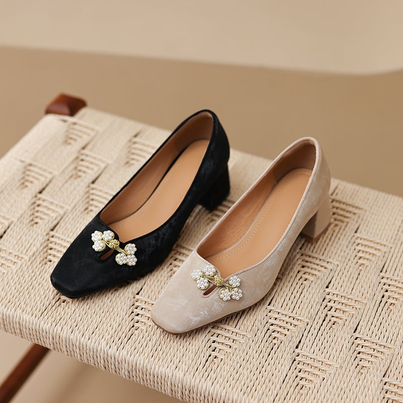 Traditionele Chinese pumps met vierkante neus, comfortabel van rundleer, in abrikoos/zwart.