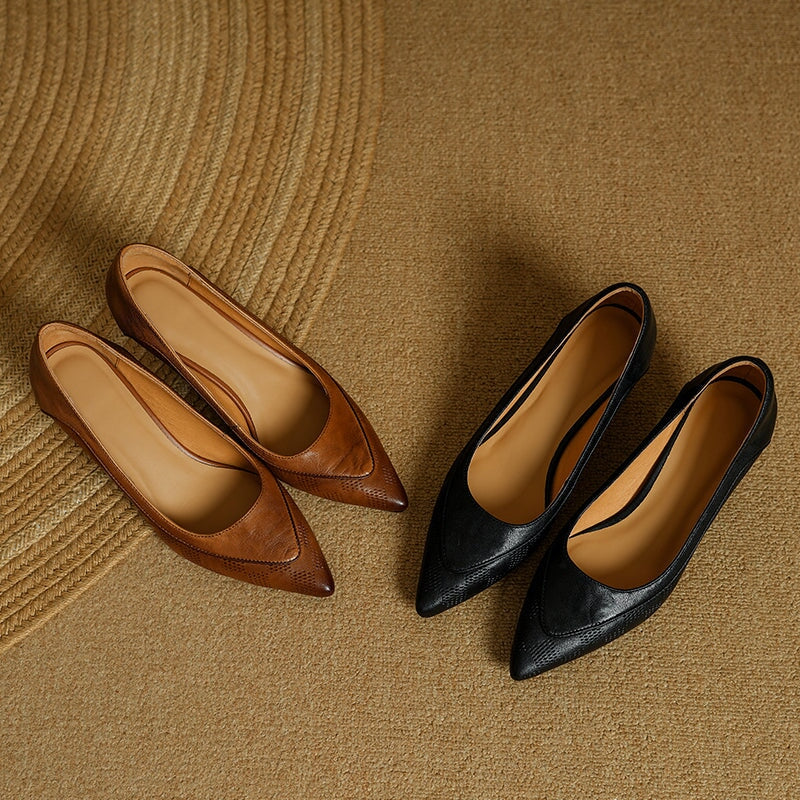 Elegante pumps met spitse neus en kittenhak, handgemaakte leren kantoorschoenen in zwart/melkkoffie.