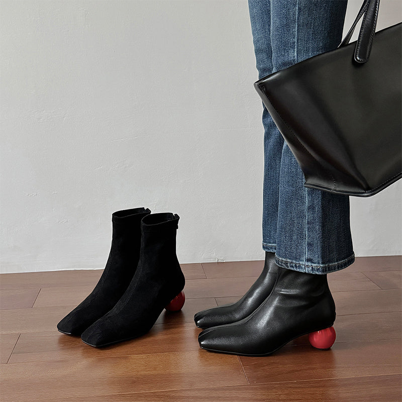 Designer enkellaarsjes van leer met vierkante neus voor dames, cilindervormige hak, afslankende pasvorm en ritssluiting aan de achterkant, in zwart.