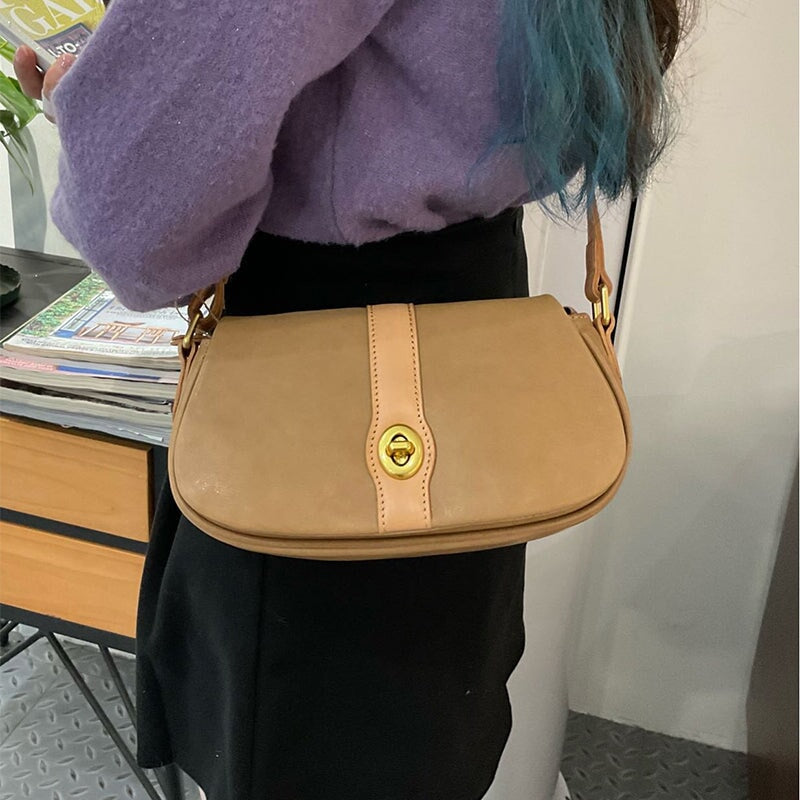 Sac bandouli&egrave;re chic en cuir tann&eacute; v&eacute;g&eacute;tal pour femme