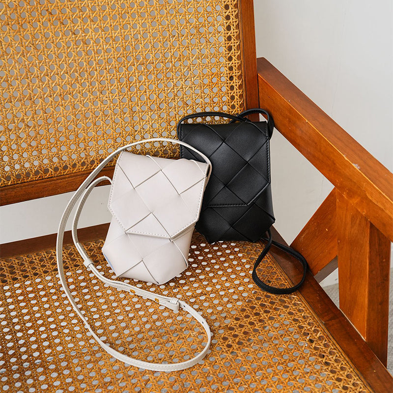 Mini sac bandouli&egrave;re en cuir tress&eacute; pour t&eacute;l&eacute;phone, pochette porte-cartes en cuir de vachette fait main, coloris blanc/noir.