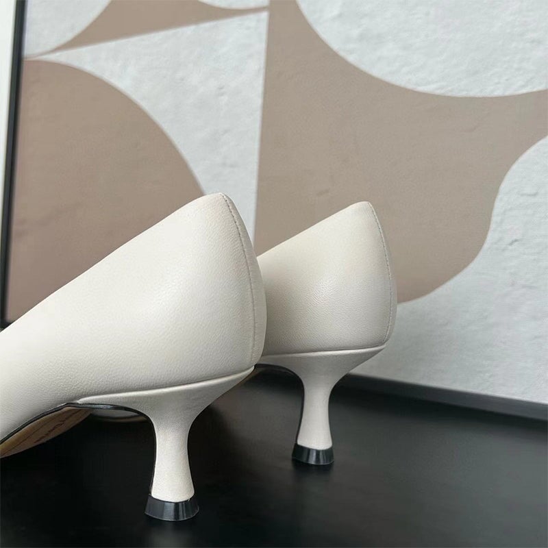 Handgemaakte pumps met een kattenhak van 55 mm van schapenvacht in zwart/wit/grijs.