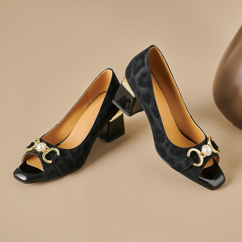 Chique pumps met blokhak van 65 mm, paardenbitdesign, open neus en pareldetails, van leer in zwart/grijs.