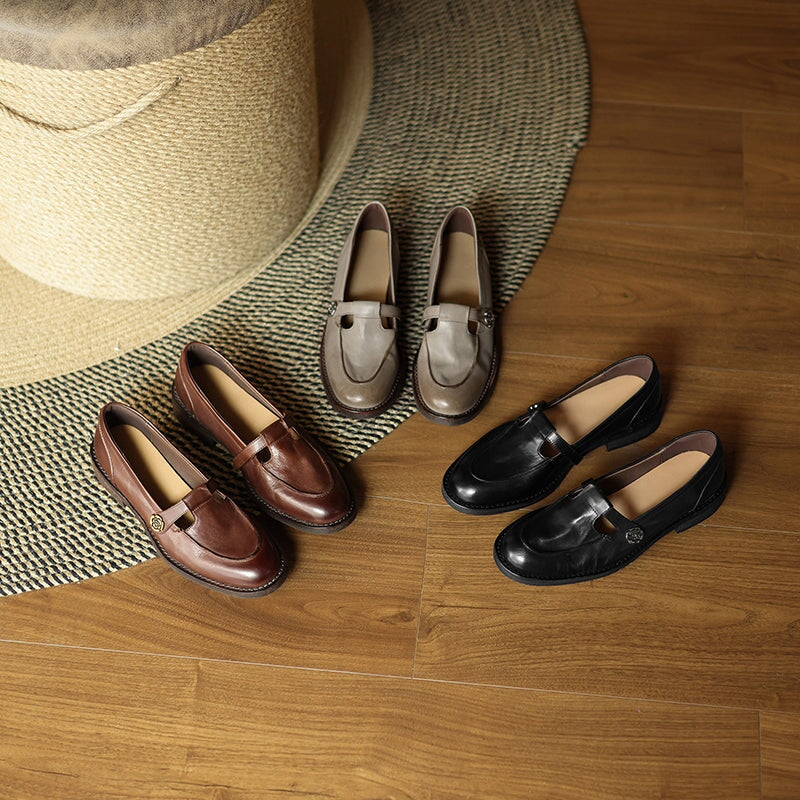 Zapatos Mary Jane vintage de piel estilo franc&eacute;s con detalle de camelia met&aacute;lica en negro, caf&eacute; y gris.