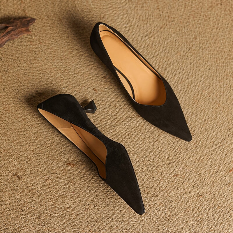 Handgemaakte leren pumps met spitse neus en kittenhak voor dames in beige/zwart/abrikoos.