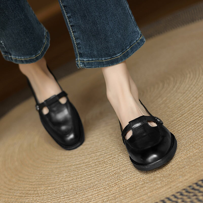 Zapatos Mary Jane vintage de piel estilo franc&eacute;s con detalle de camelia met&aacute;lica en negro, caf&eacute; y gris.