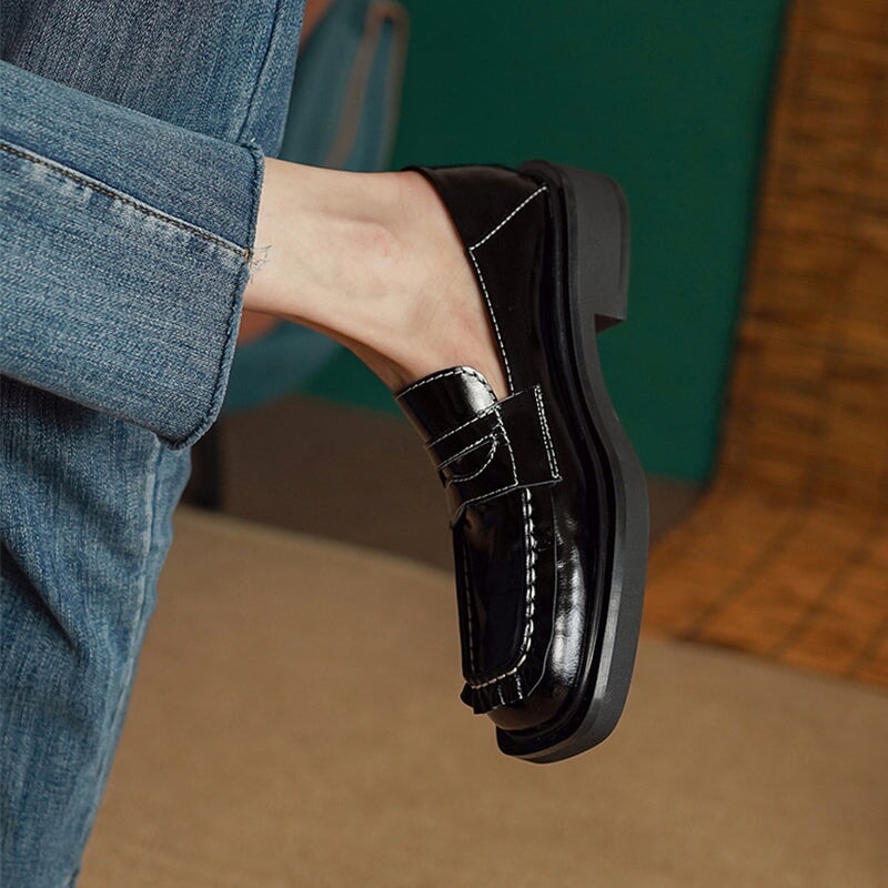 Penny loafers van lakleer voor dames in koffiebruin/zwart.