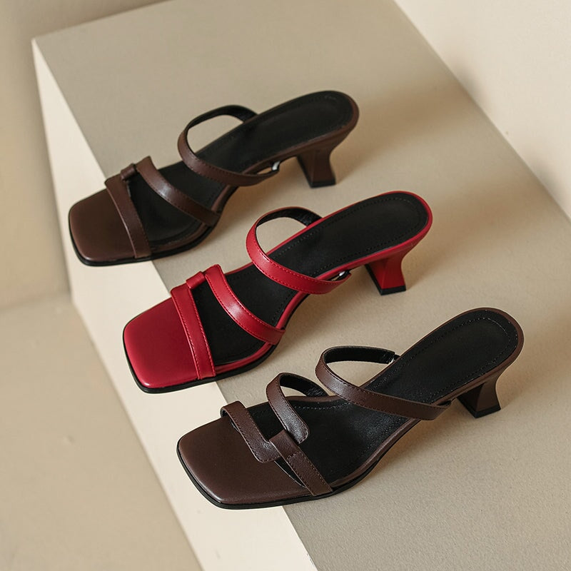 Modieuze sandalen met kittenhak van rundleer, elegante zomerse slides met een hak van 45 mm in rood/bruin.