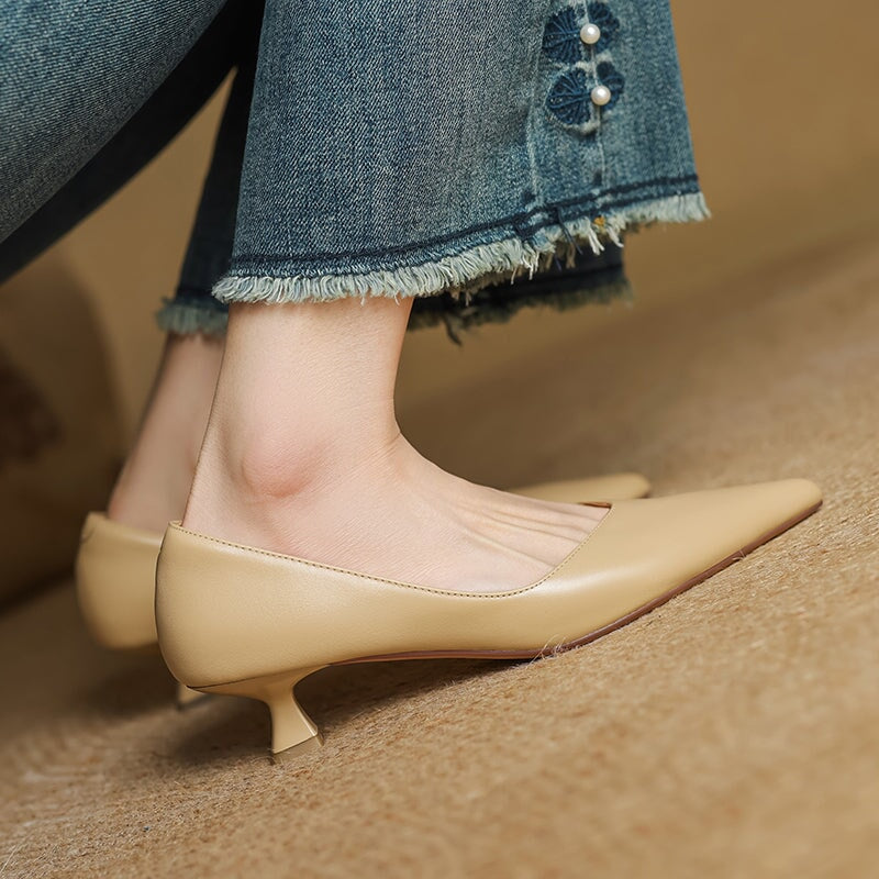 Handgemaakte leren pumps met spitse neus en kittenhak voor dames in beige/zwart/abrikoos.