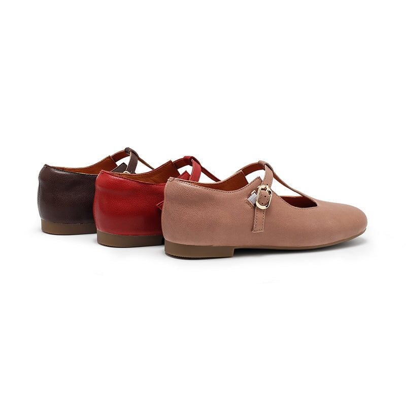 Weiche, pflanzlich gegerbte Mary-Jane-Ballerinas aus Lammleder mit T-Riemen in den Farben Cameo Braun/Kaffee/Rot/Schwarz