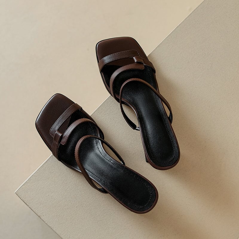 Modieuze sandalen met kittenhak van rundleer, elegante zomerse slides met een hak van 45 mm in rood/bruin.