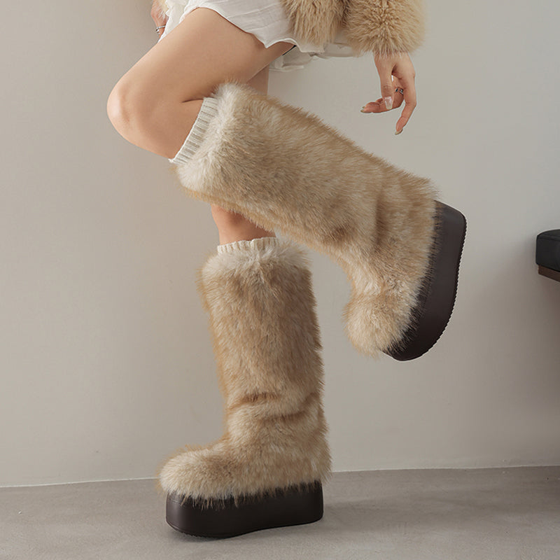 Harige kniehoge platform snowboots van imitatiebont (80 mm) in de kleuren koffie/grijs/zwart.