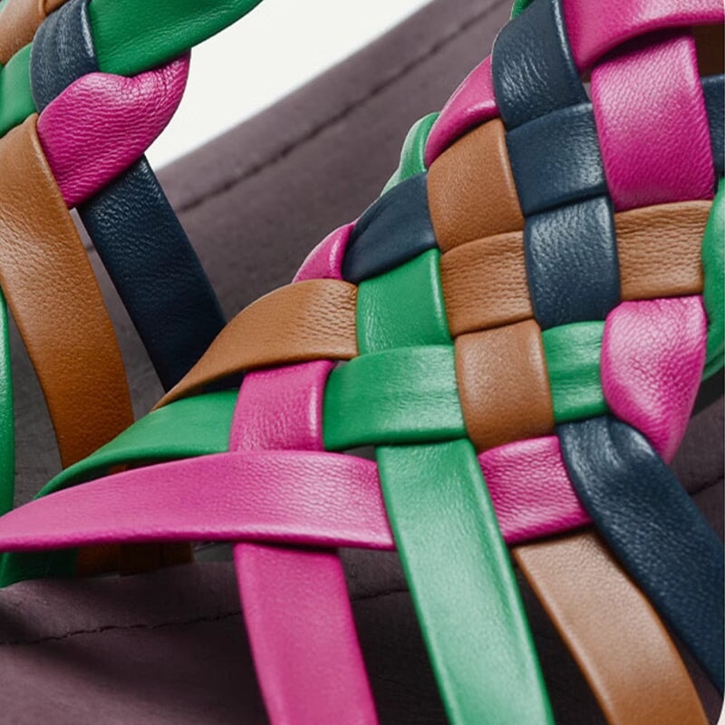 Handgemaakte sandalen met hoge hakken van geweven leer in diverse kleuren, met open neus en retro sleehak in zwart/wit/multicolor.