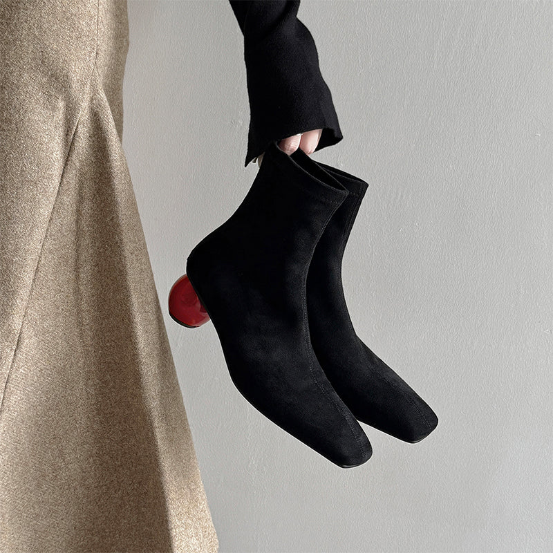Designer enkellaarsjes van leer met vierkante neus voor dames, cilindervormige hak, afslankende pasvorm en ritssluiting aan de achterkant, in zwart.