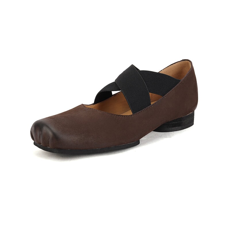Elegante vintage ballerina's met vierkante neus en X-bandje, gemaakt van rundleer in de kleuren zwart, bruin en abrikoos.