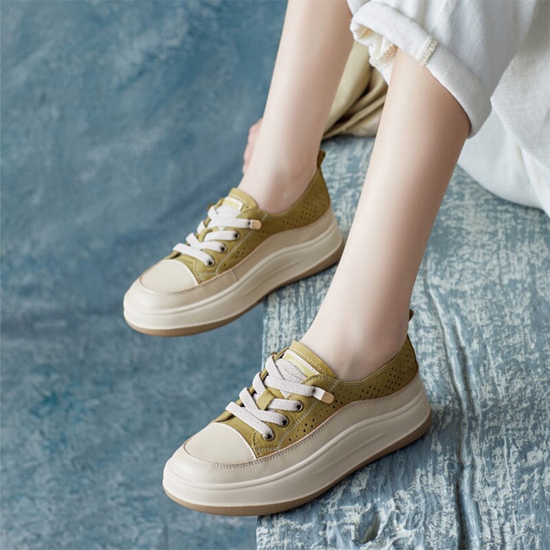 Ademende leren platform sneakers voor dames, 35 mm hoog, in groen/beige/bruin.