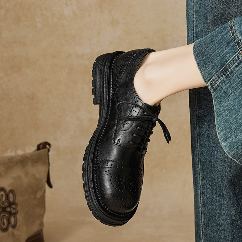 Vintage britische Brogue-Schuhe &ndash; Schn&uuml;rschuhe mit runder Zehenpartie und niedrigem Absatz, schwarz/braun