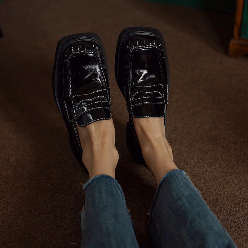 Penny loafers van lakleer voor dames in koffiebruin/zwart.