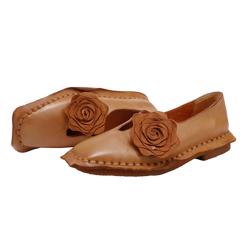 Elegante platte loafers van gewassen rundleer met bloemversiering in camel/koffiekleur.
