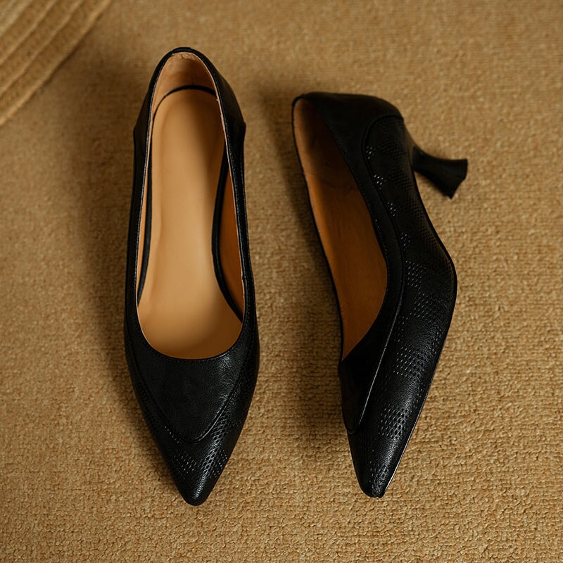 Elegante pumps met spitse neus en kittenhak, handgemaakte leren kantoorschoenen in zwart/melkkoffie.