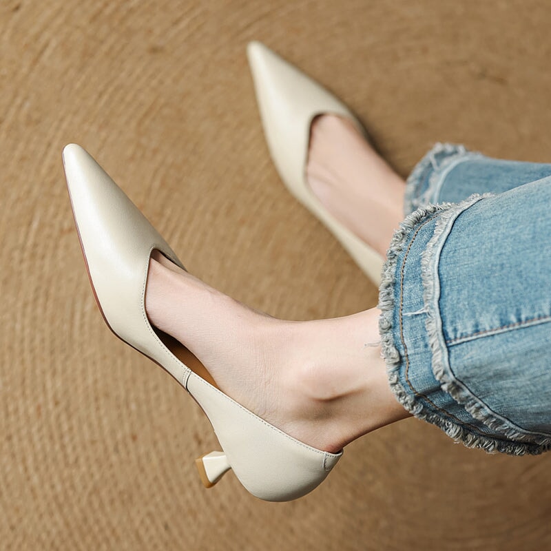 Handgemaakte leren pumps met spitse neus en kittenhak voor dames in beige/zwart/abrikoos.