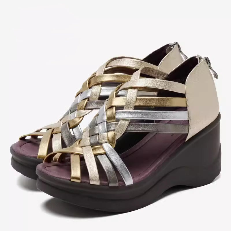 Handgemaakte sandalen met hoge hakken van geweven leer in diverse kleuren, met open neus en retro sleehak in zwart/wit/multicolor.