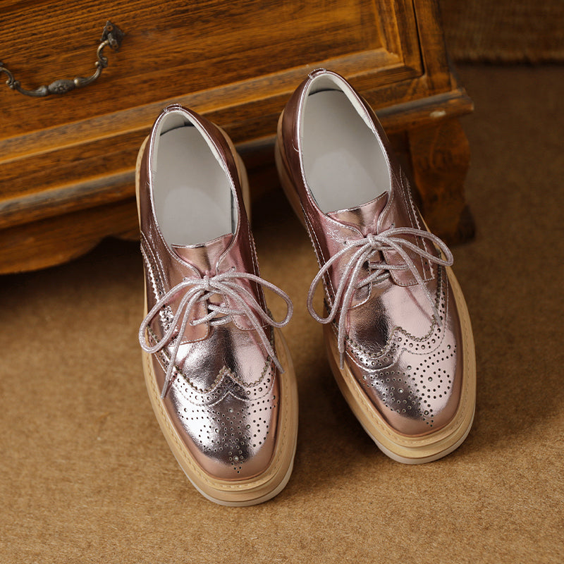 Dames leren wingtip platform brogue oxford schoenen met vetersluiting en dikke sleehak in roze/zilver.