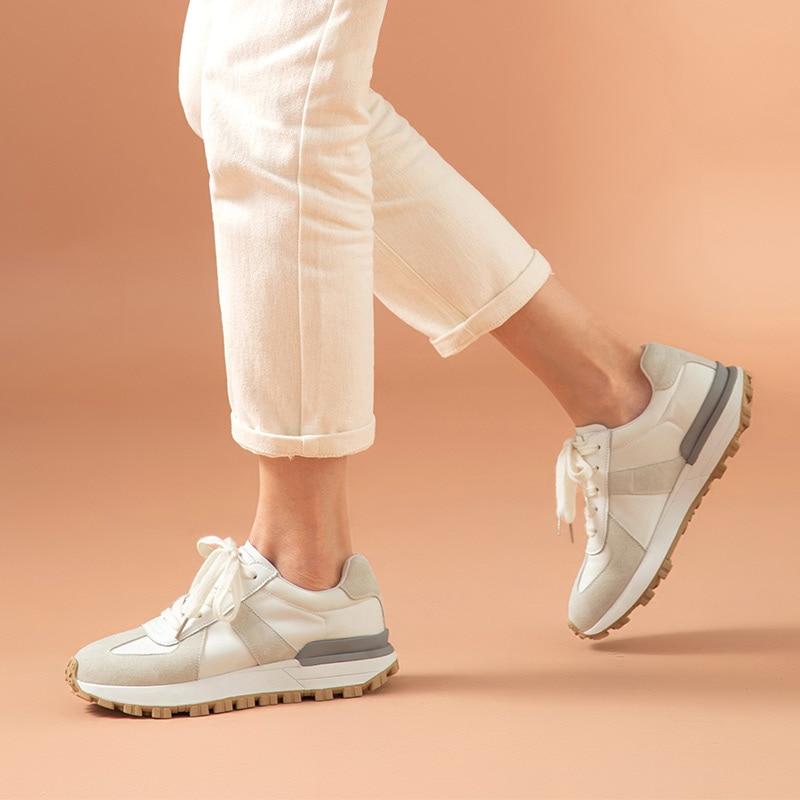 Casual sneakers voor dames van su&egrave;de leer met patchwork in gemengde kleuren, vetersluiting, ronde neus, platformzool, handgemaakte platte schoenen