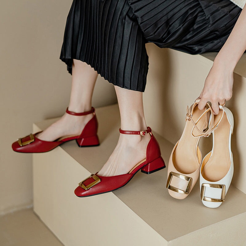 Sandalias Mary Jane de piel con tira al tobillo, tac&oacute;n cuadrado y punta redonda en color nude, rojo y beige