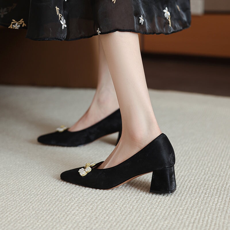 Traditionele Chinese pumps met vierkante neus, comfortabel van rundleer, in abrikoos/zwart.