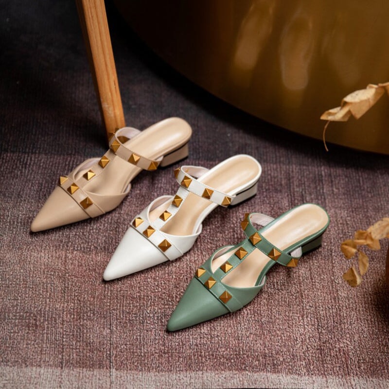 Pumps met spitse neus en middelhoge hak, instappers van rundleer in de kleuren abrikoos/beige/groen.