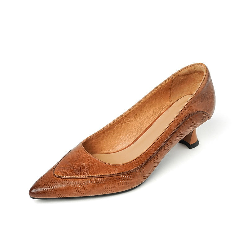 Elegante pumps met spitse neus en kittenhak, handgemaakte leren kantoorschoenen in zwart/melkkoffie.