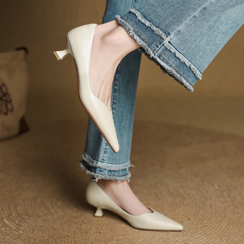 Handgemaakte leren pumps met spitse neus en kittenhak voor dames in beige/zwart/abrikoos.