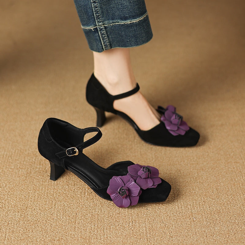 Elegante pumps met bloemenprint, 60 mm blokhak en vierkante neus, gemaakt van leer in een dubbele leren uitvoering.