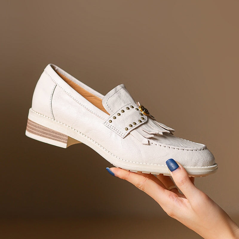 Mocasines retro de piel con tac&oacute;n Kiltie para mujer, punta redonda, en negro y beige