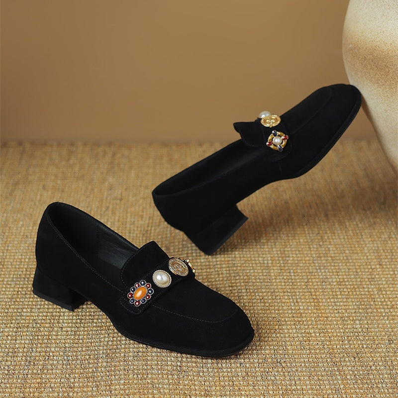 Mocasines de ante para mujer con detalles de perlas y punta redonda en marr&oacute;n/negro